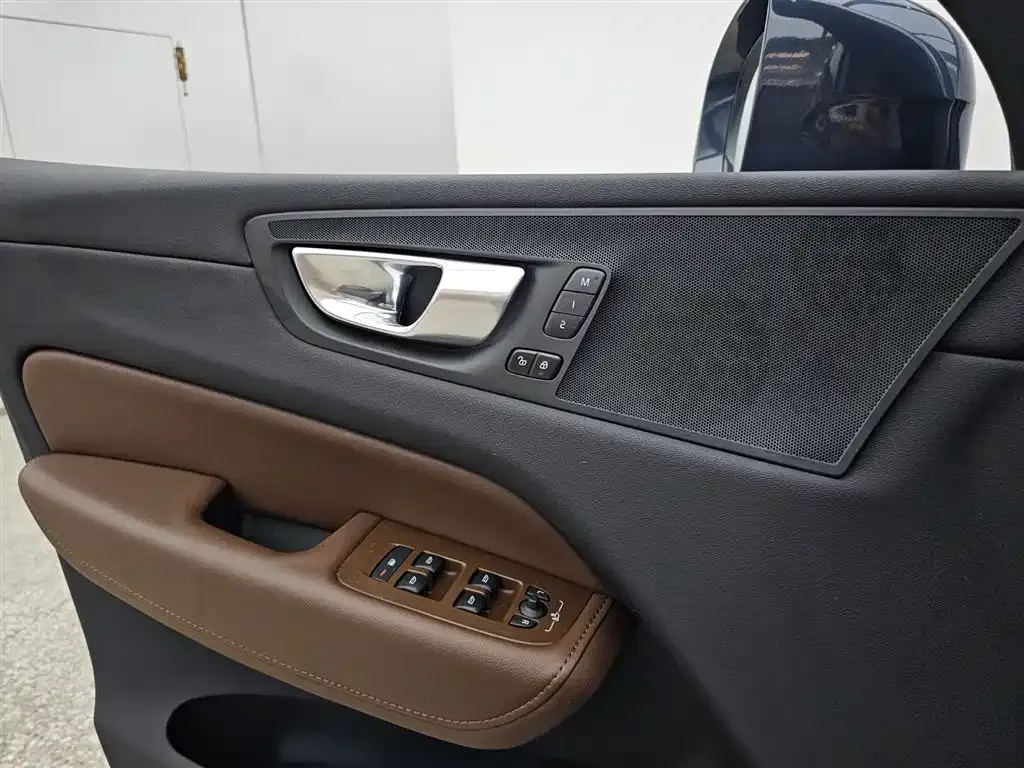 Volvo XC60 — фото 10