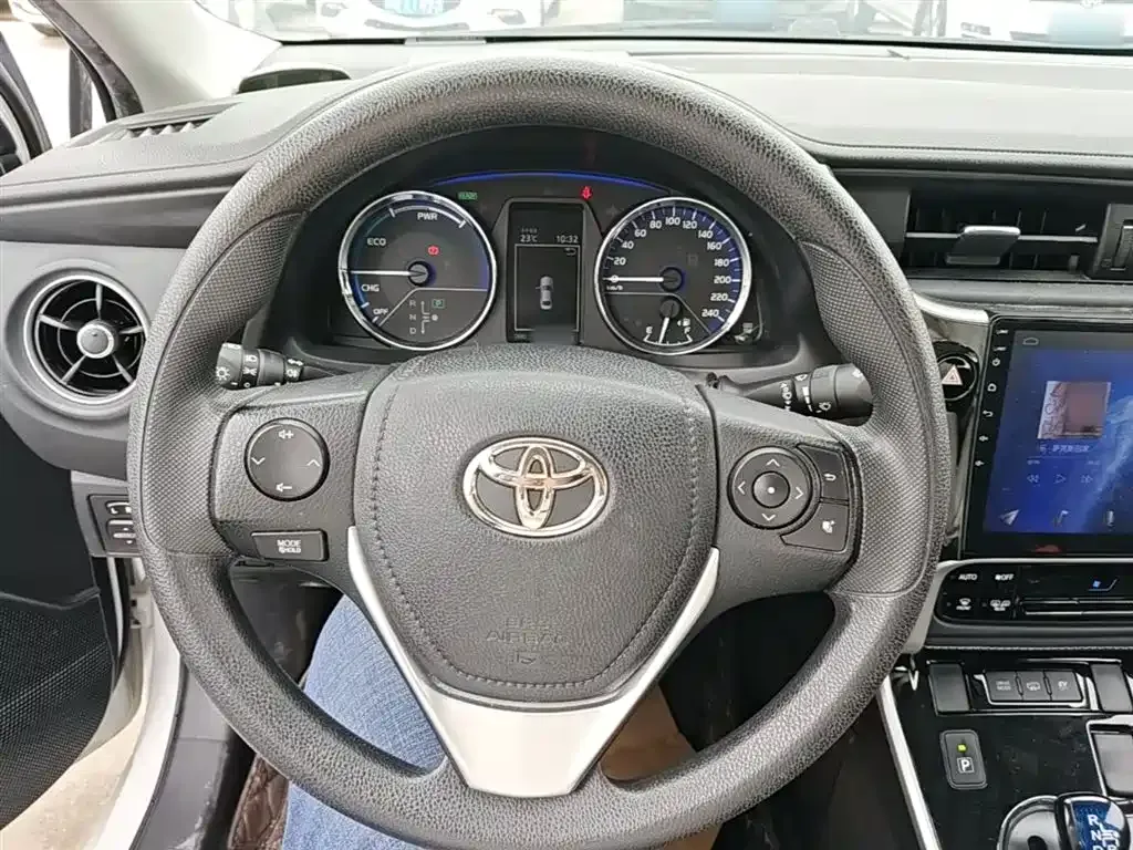 Toyota Corolla Hybrid — фото 9