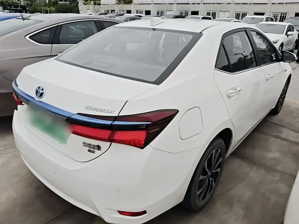 Toyota Corolla Hybrid — фото 10