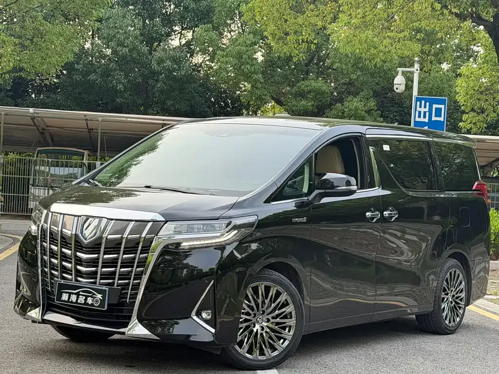 Toyota Alphard — фото 1