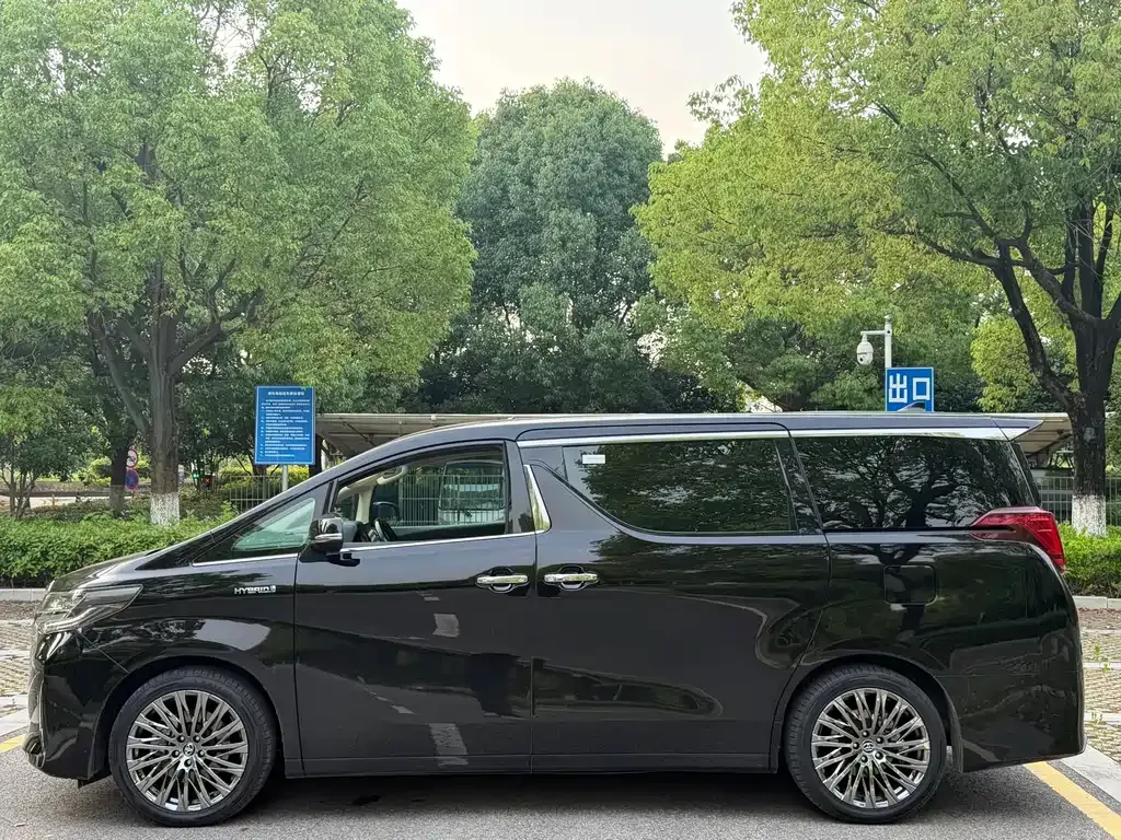 Toyota Alphard — фото 4