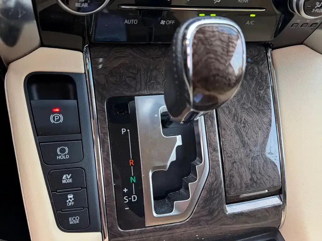 Toyota Alphard — фото 3