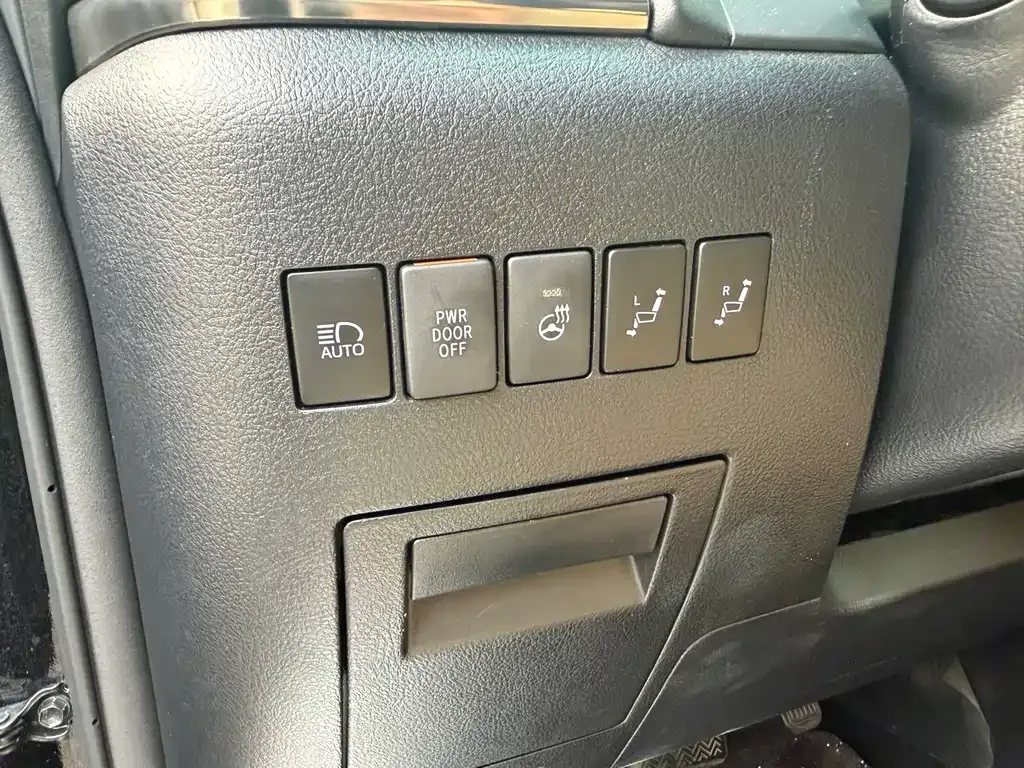 Toyota Alphard — фото 9