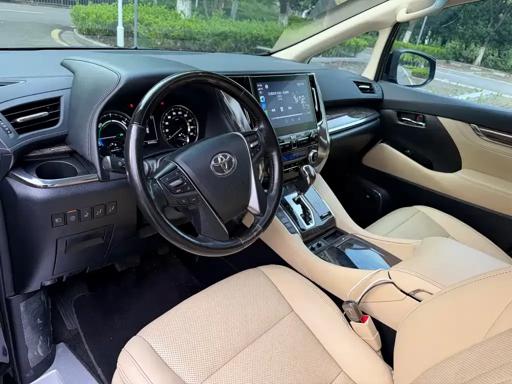 Toyota Alphard — фото 5