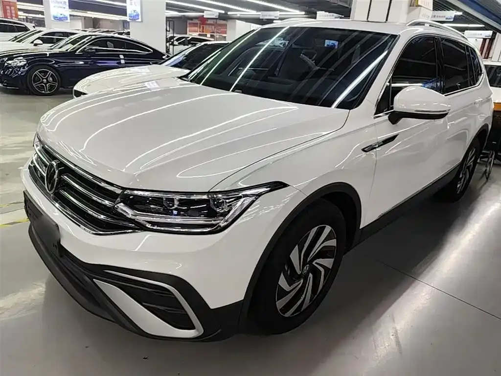 Volkswagen Tiguan L — фото 1