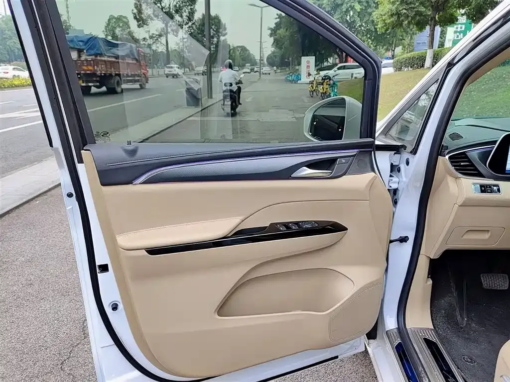 Buick GL8 Hybrid — фото 4