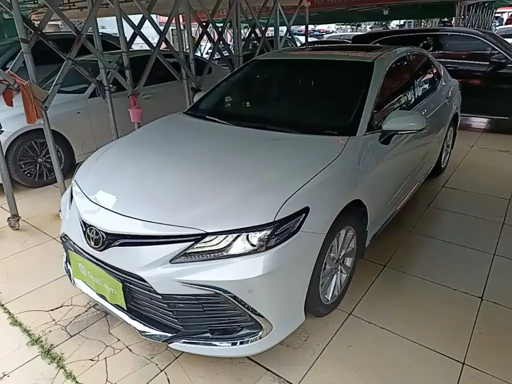 Toyota Camry — фото 1