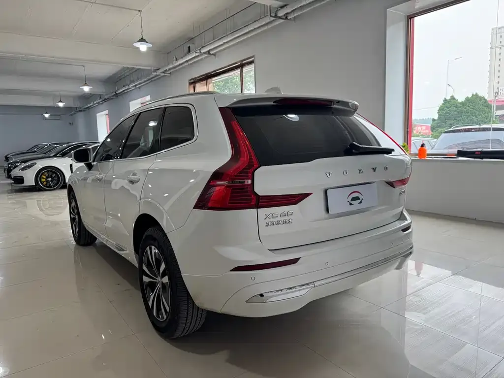 Volvo XC60 — фото 8