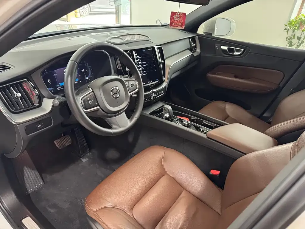 Volvo XC60 — фото 10