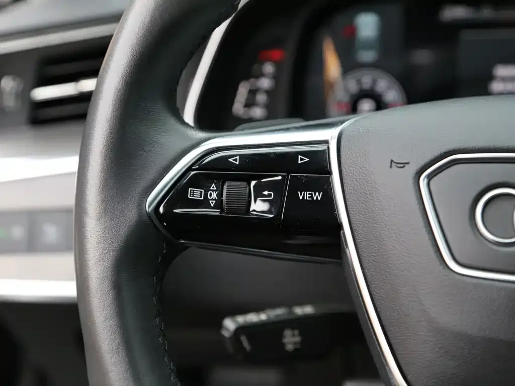 Audi A6L — фото 10