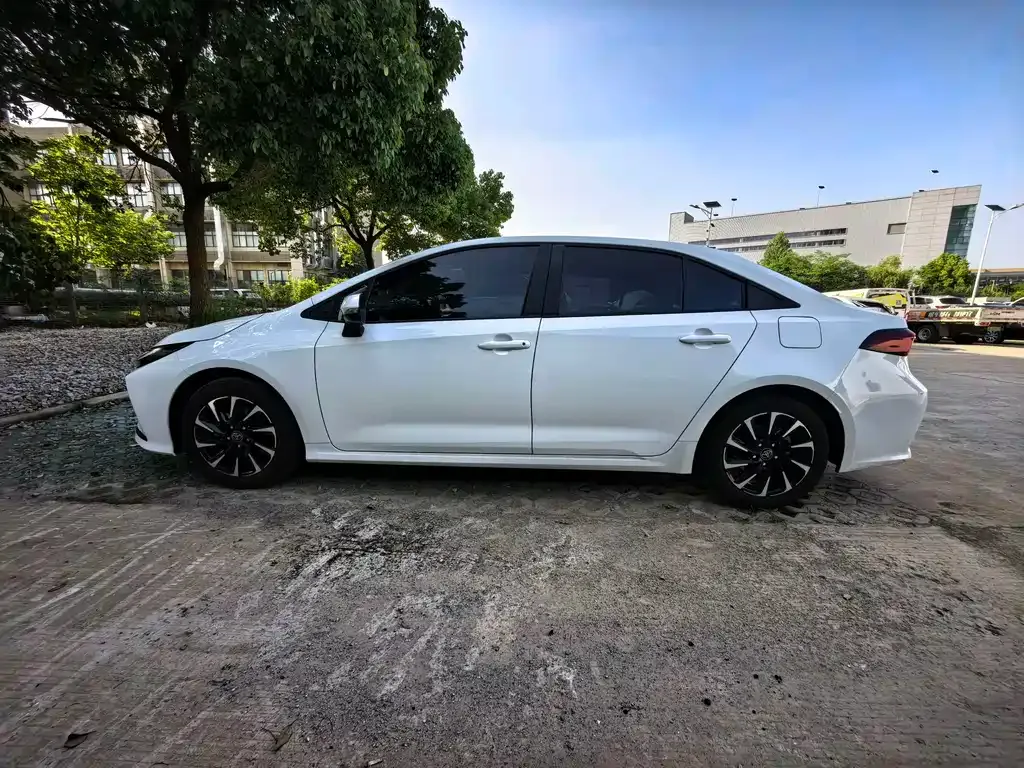 Toyota Corolla — фото 10