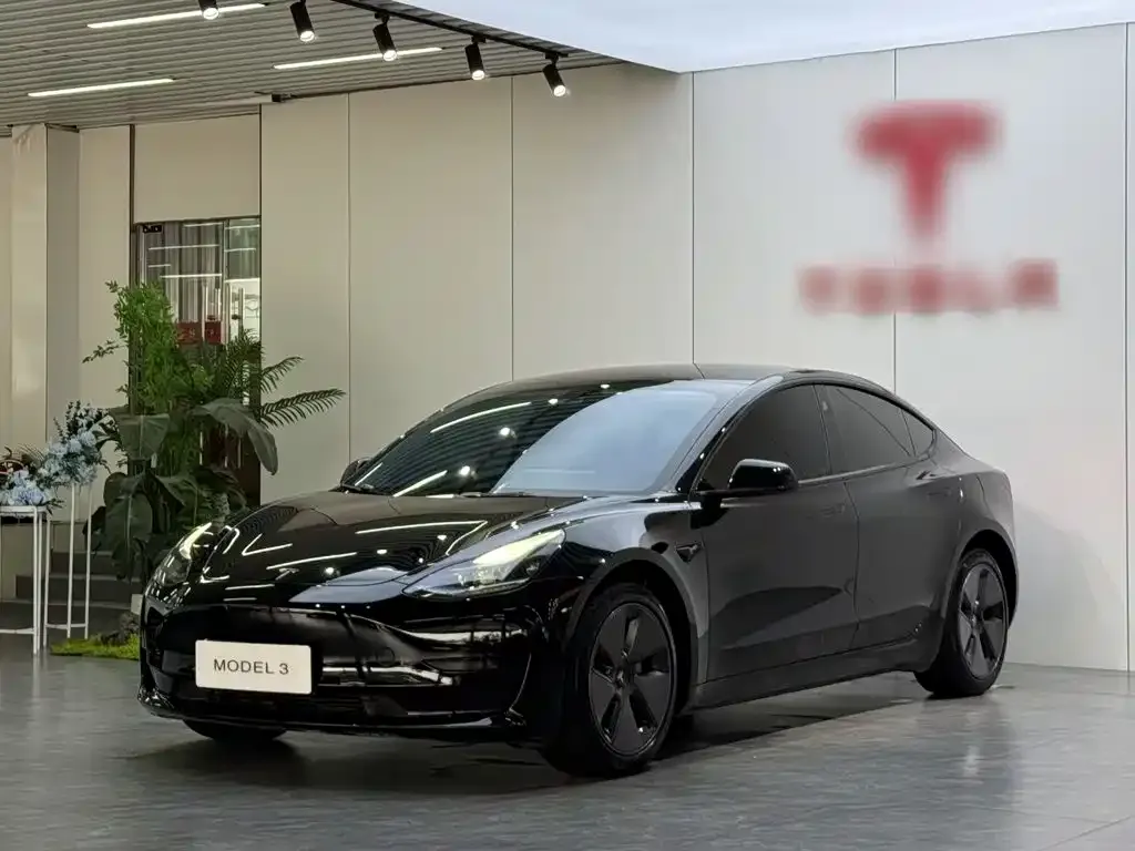 Tesla Model 3 — фото 1