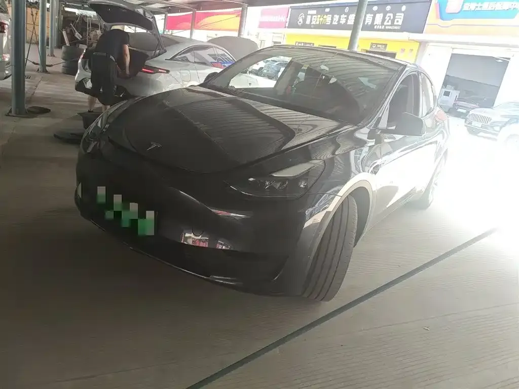 Tesla Model Y — фото 1