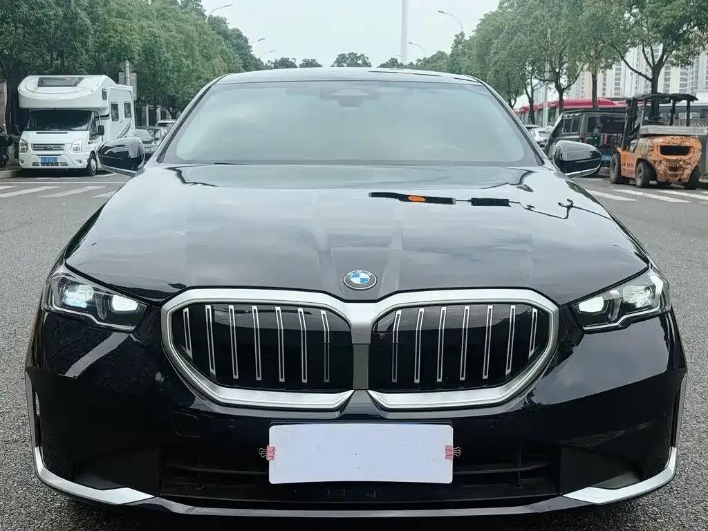 BMW 5 Series — фото 2