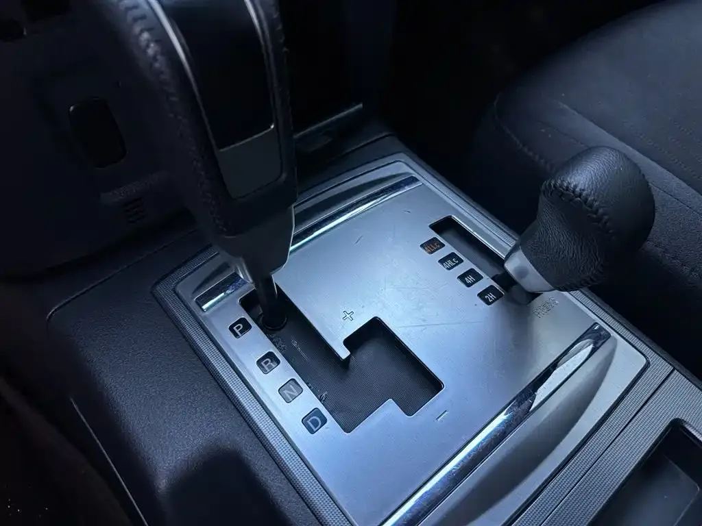 Mitsubishi Pajero (Import) — фото 10