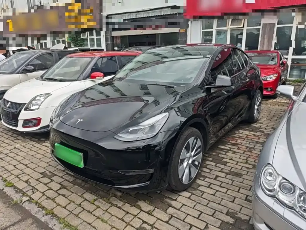 Tesla Model Y — фото 1