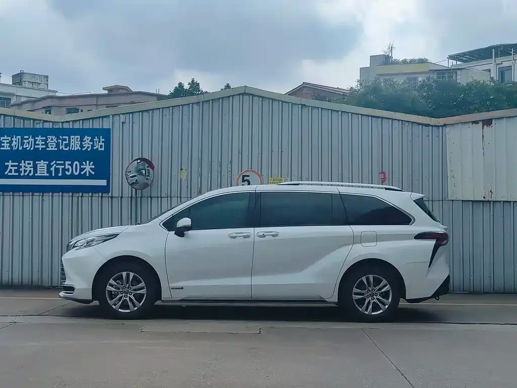 Toyota Sienna — фото 4
