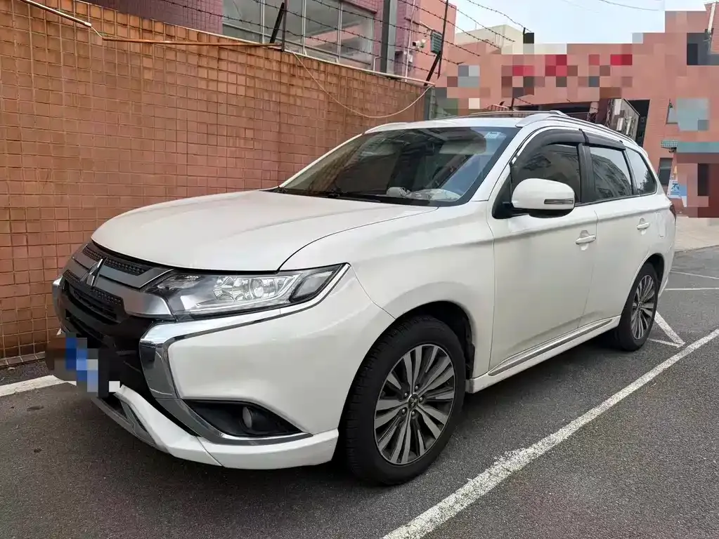 Mitsubishi Outlander — фото 1