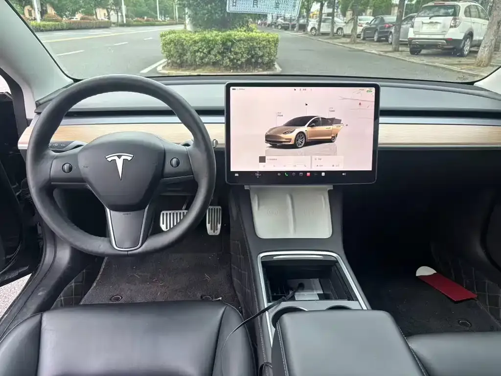 Tesla Model 3 — фото 1