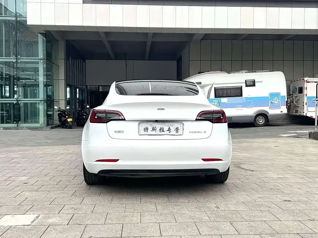 Tesla Model 3 — фото 4