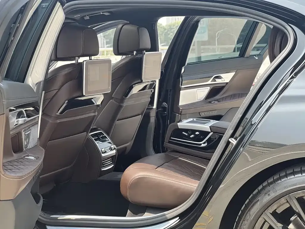BMW 7 Series — фото 10