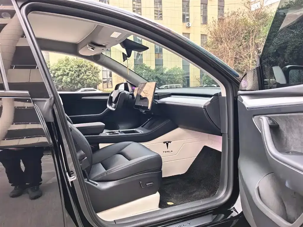 Tesla Model Y — фото 9