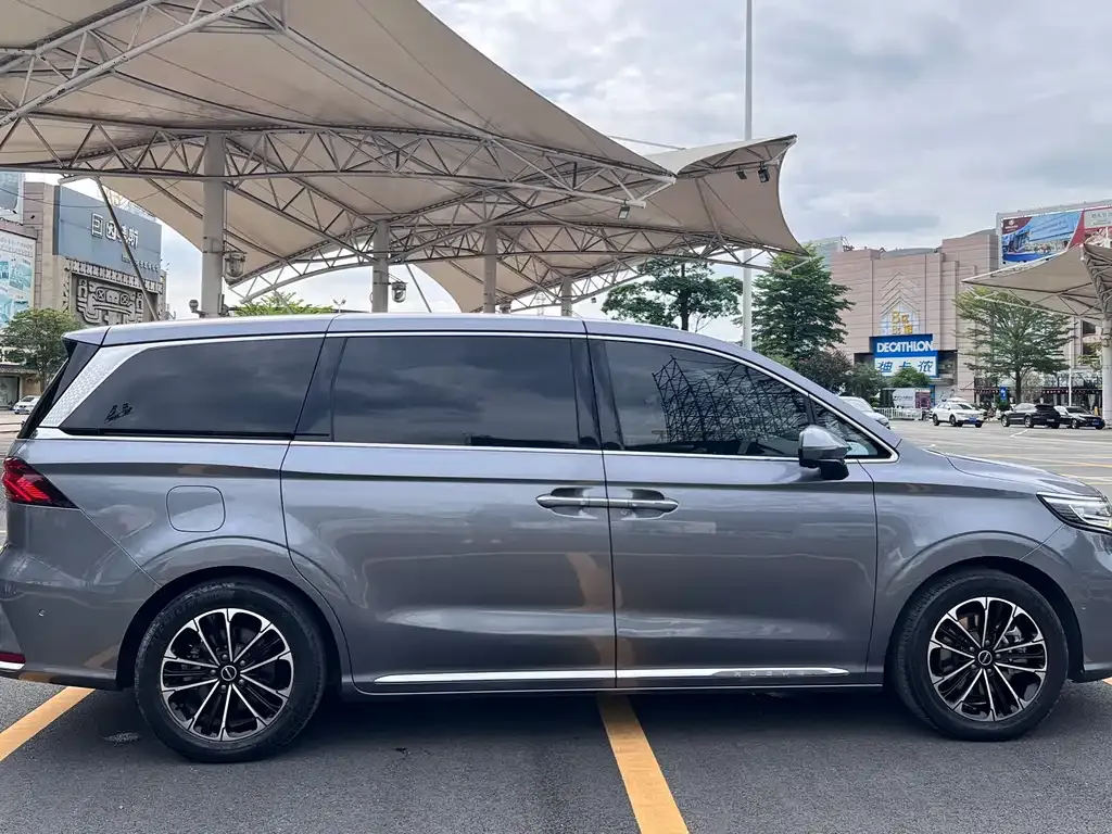 Roewe iMAX8 — фото 8