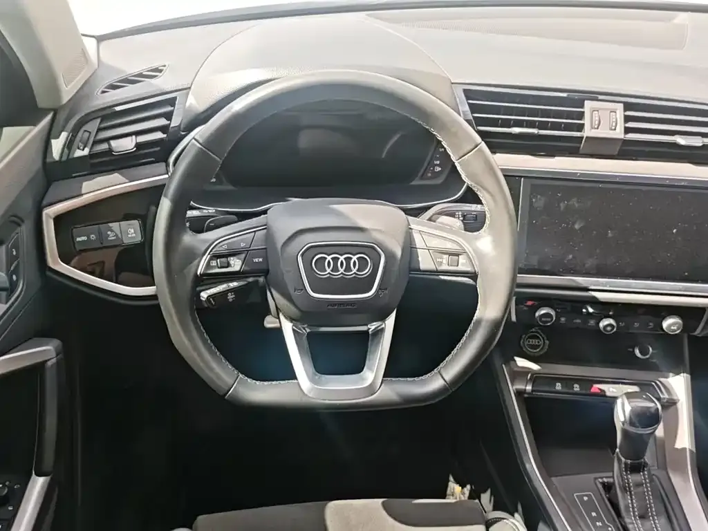 Audi Q3 — фото 1