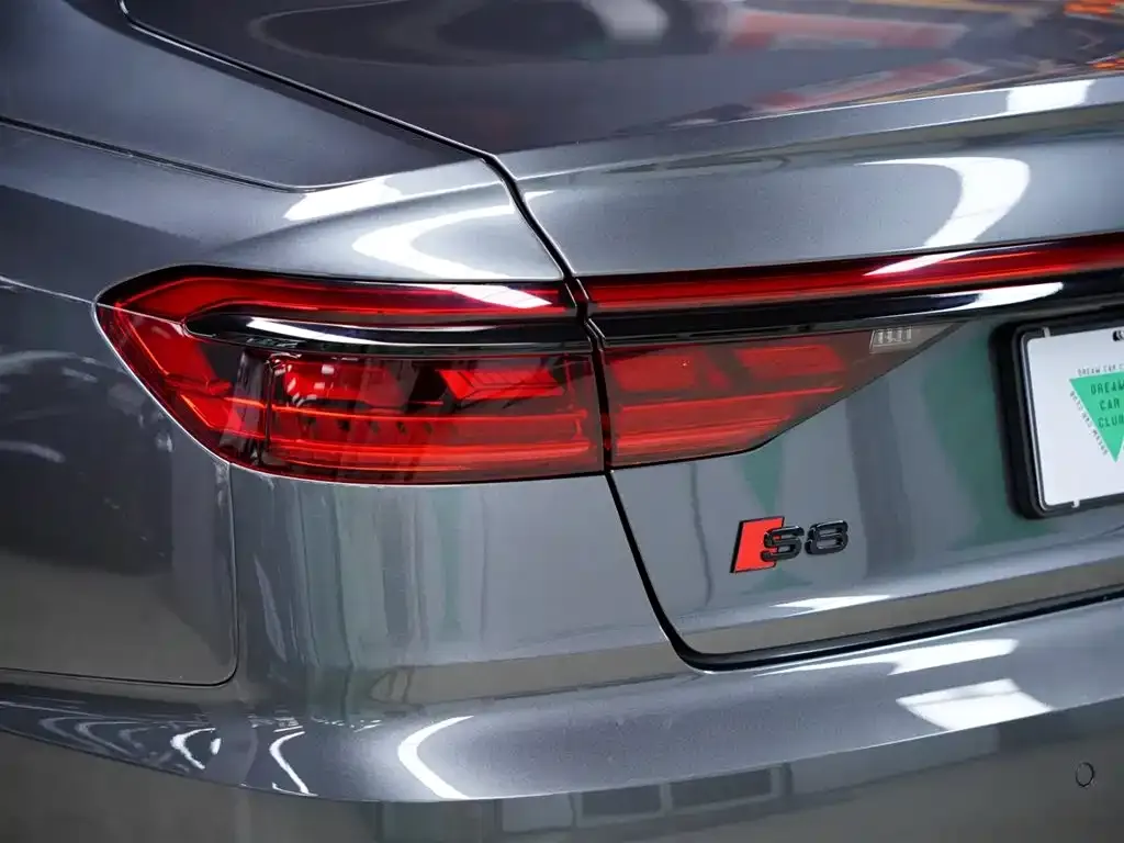 Audi S8 — фото 10