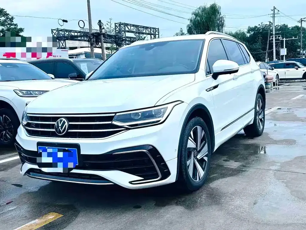 Volkswagen Tiguan L — фото 1