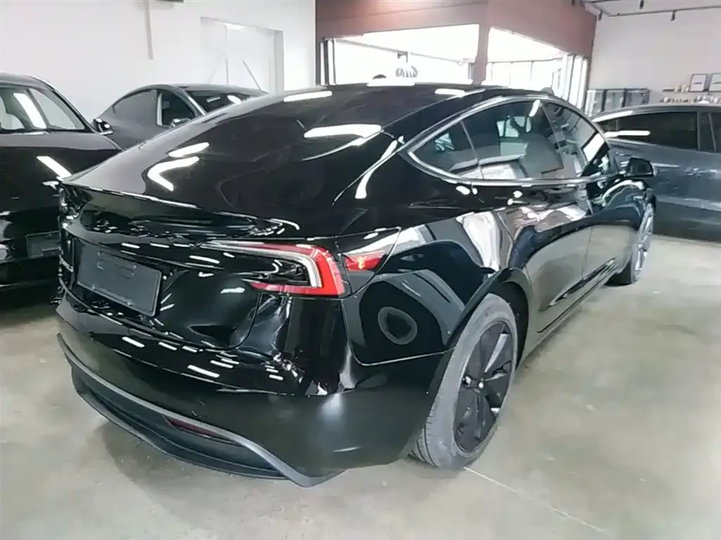 Tesla Model 3 — фото 3