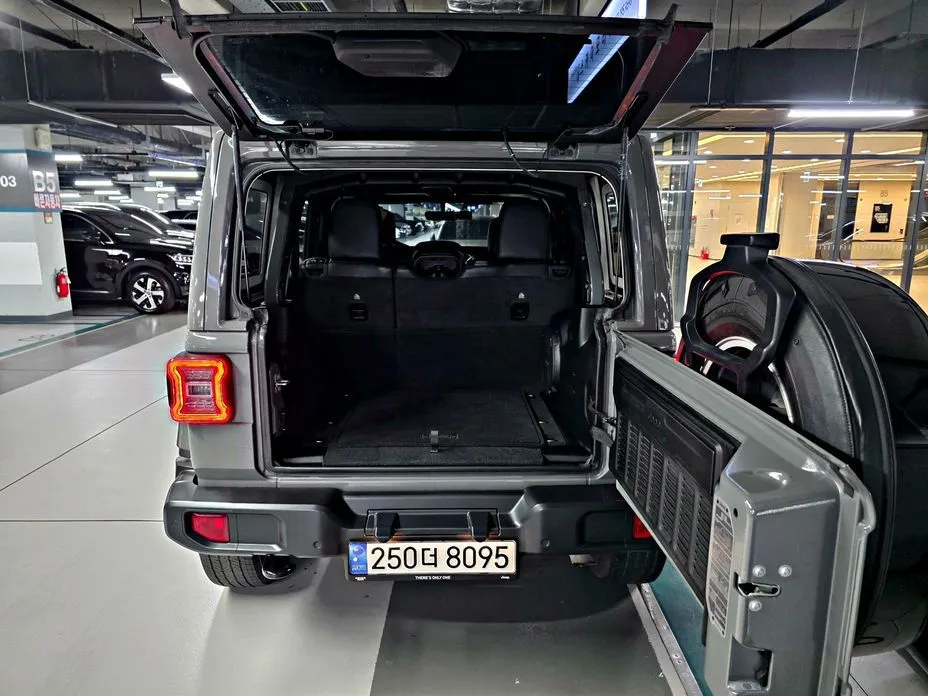 Jeep Wrangler — фото 7