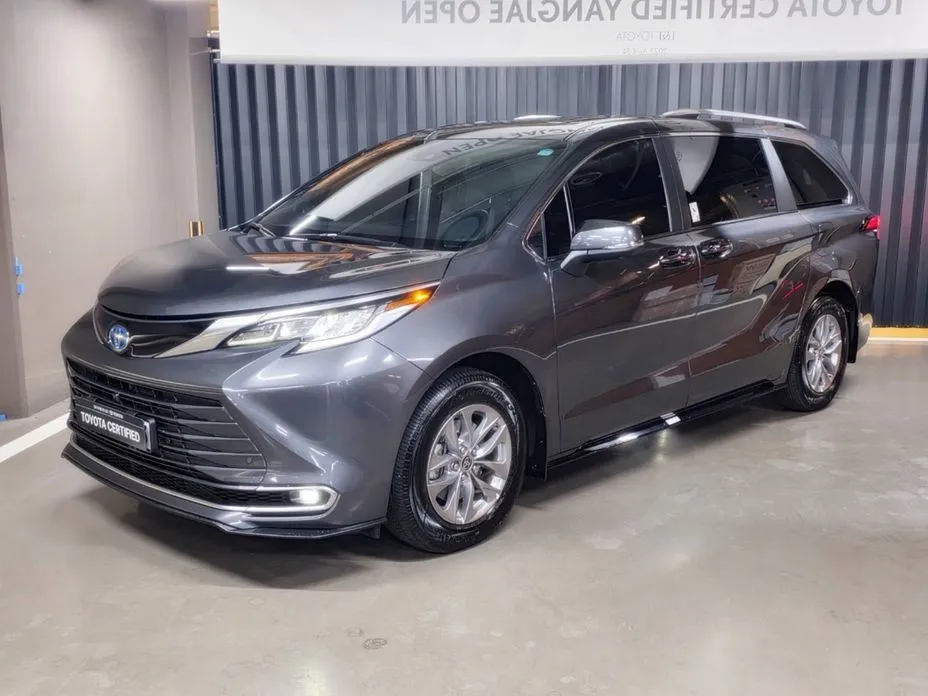 Toyota Sienna — фото 1