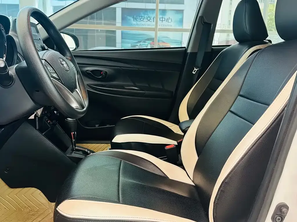 Toyota Yaris L — фото 10