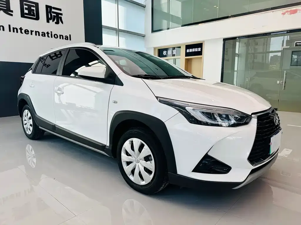 Toyota Yaris L — фото 3