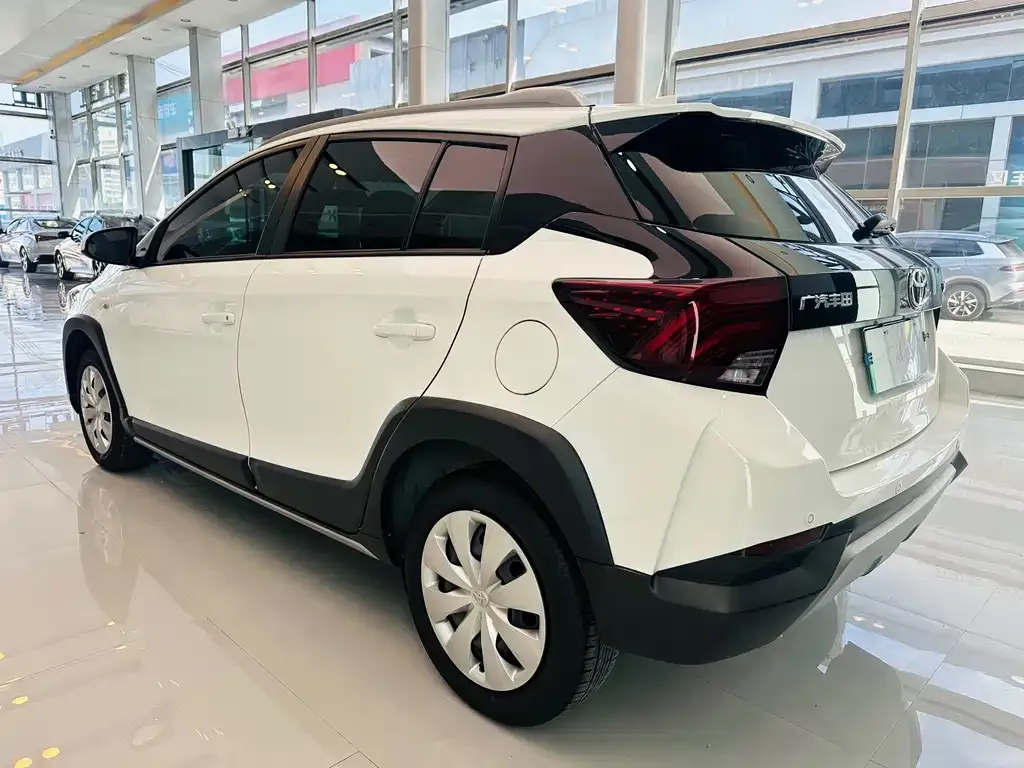 Toyota Yaris L — фото 5