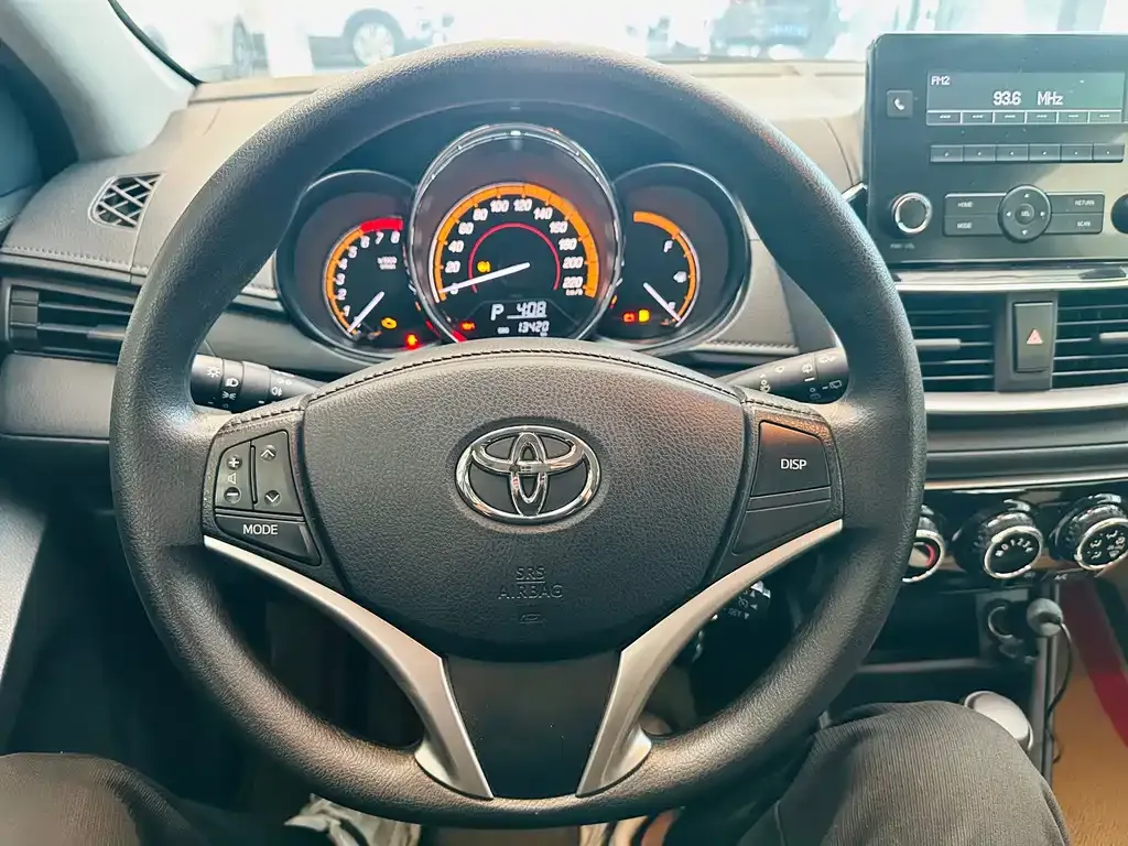Toyota Yaris L — фото 7