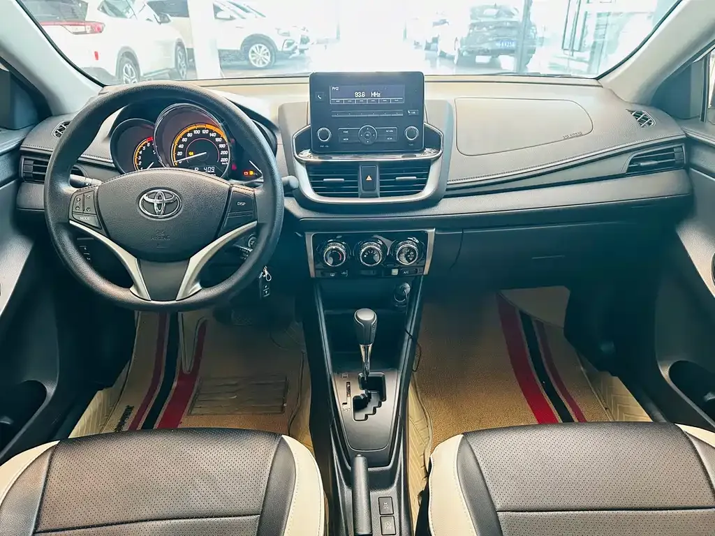 Toyota Yaris L — фото 8