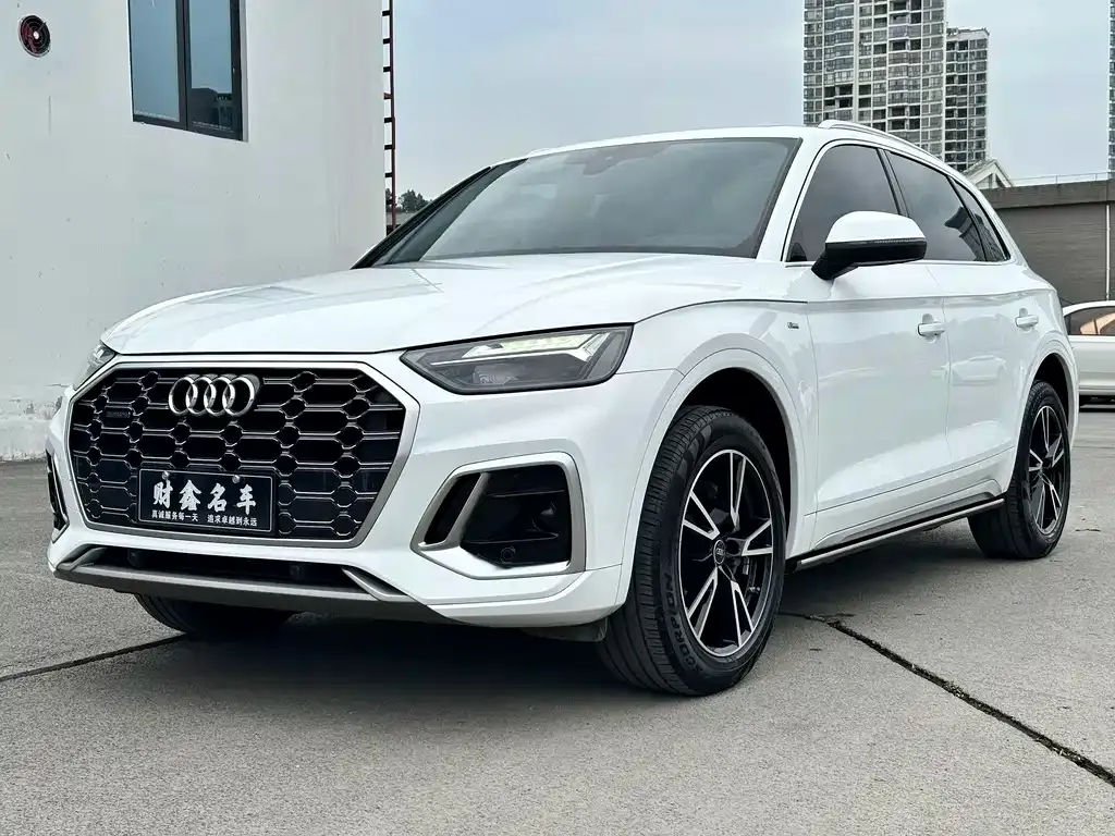 Audi Q5L — фото 1