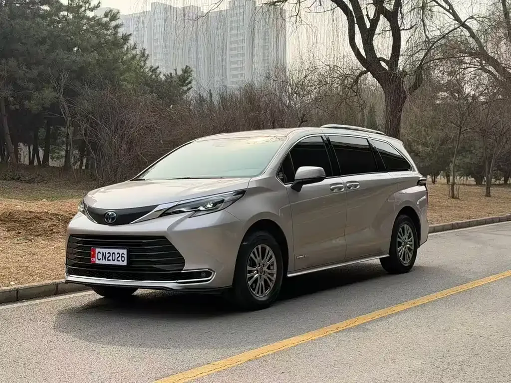 Toyota Sienna — фото 1
