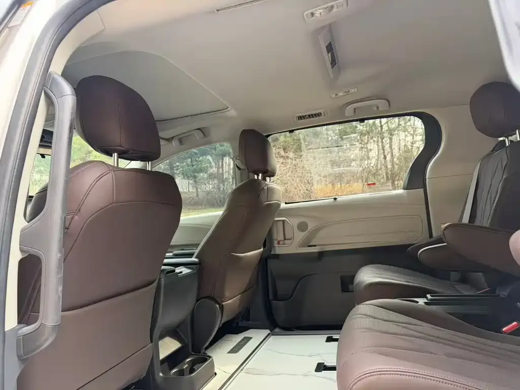 Toyota Sienna — фото 9