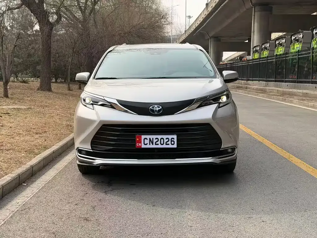 Toyota Sienna — фото 2