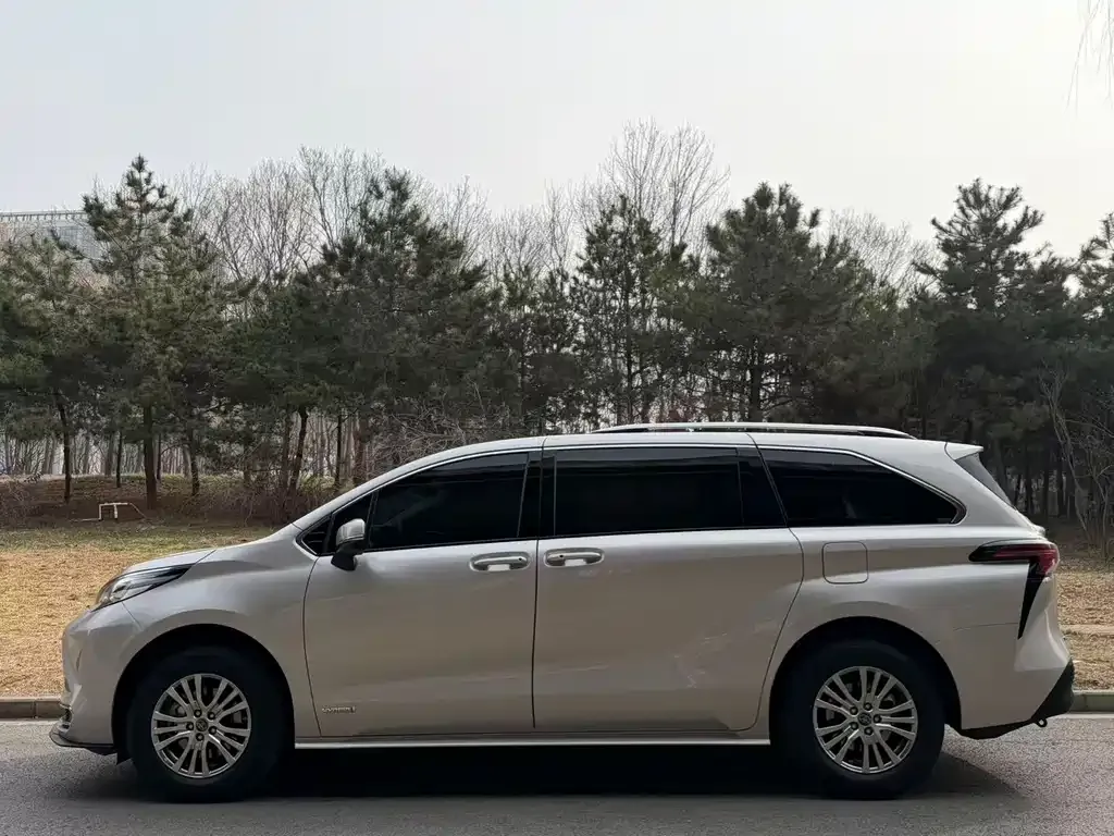 Toyota Sienna — фото 8