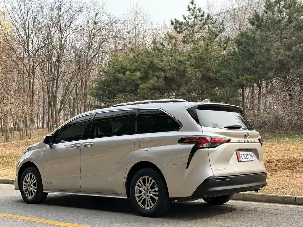 Toyota Sienna — фото 10