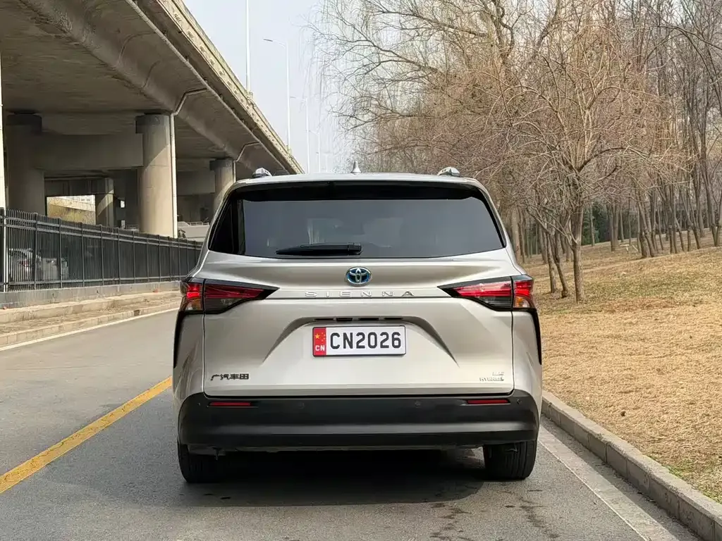 Toyota Sienna — фото 7