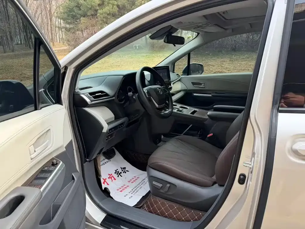 Toyota Sienna — фото 3