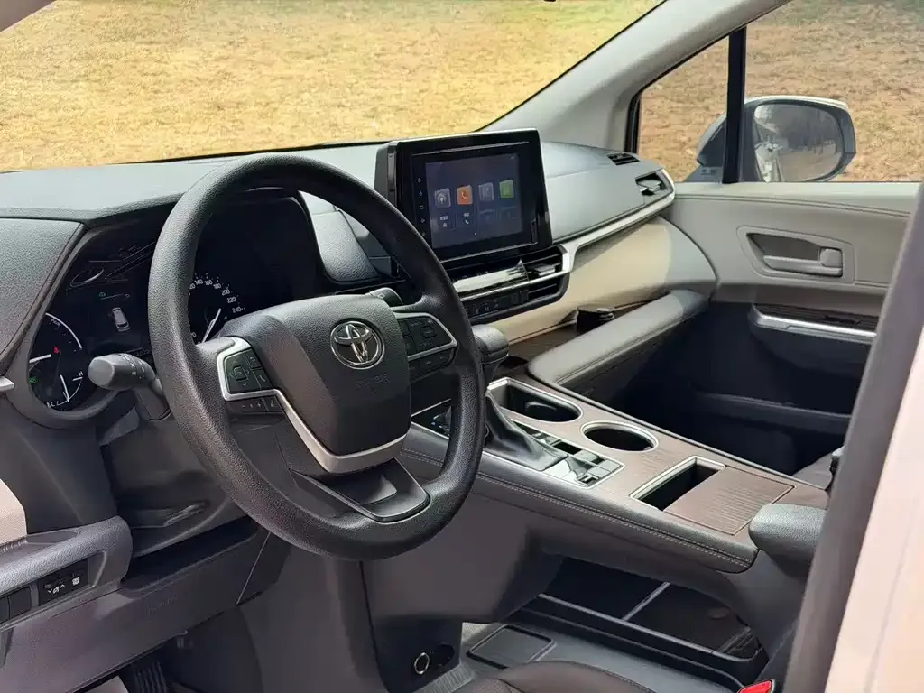 Toyota Sienna — фото 6