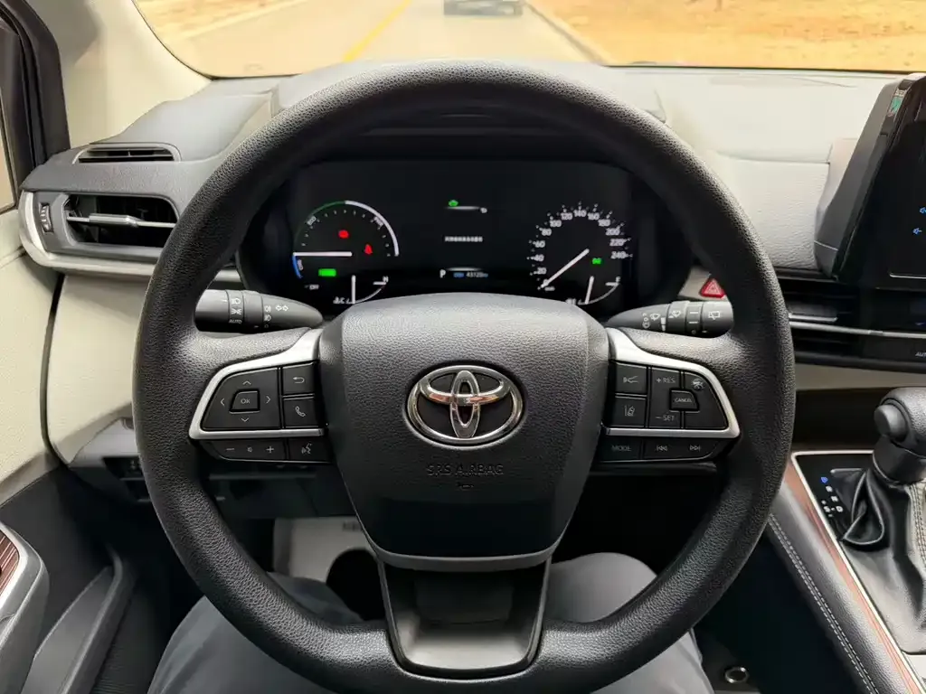 Toyota Sienna — фото 5
