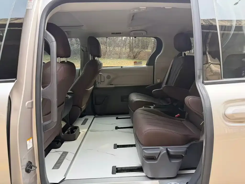 Toyota Sienna — фото 4