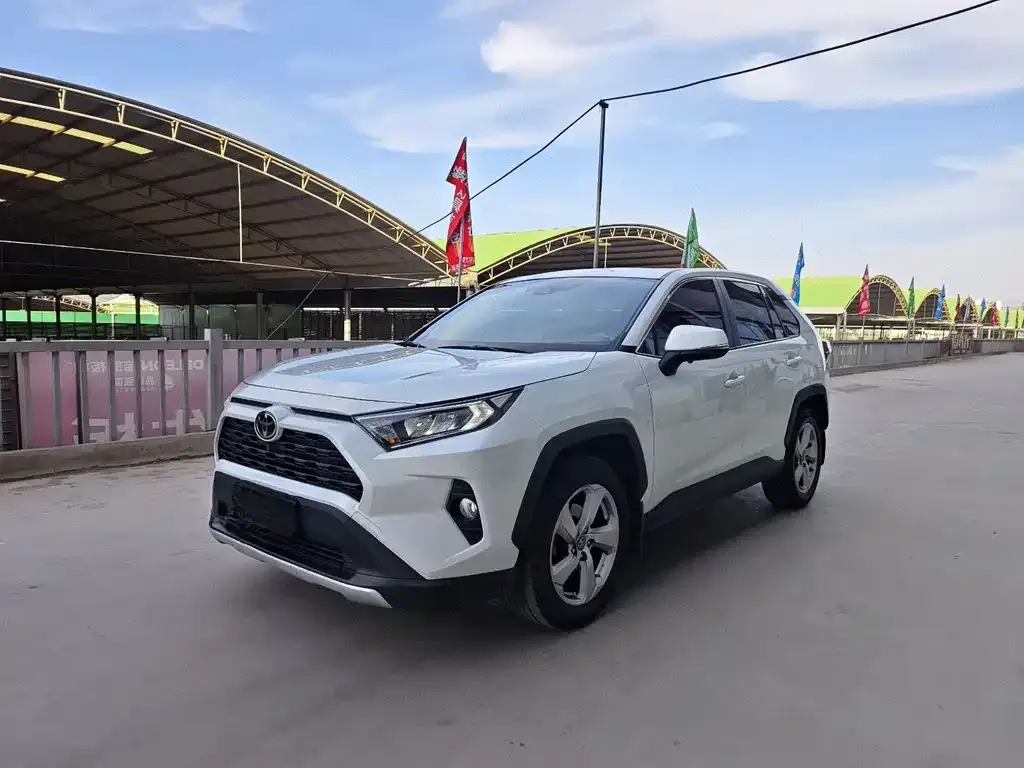 Toyota RAV4 — фото 1
